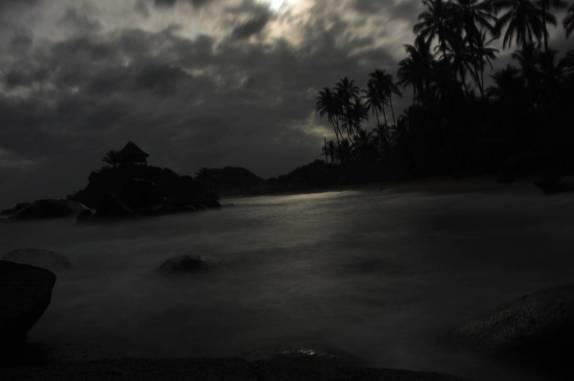 Lua cheia ilumina o mar em Cabo San Juan, no Parque Nacional Tayrona, no litoral norte da Colômbia